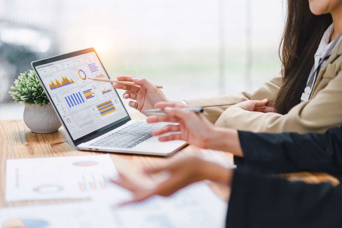 Operating figures under review on a laptop